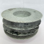 Conj. com quatro pratos em pedra sabão para servir Risoto.  Med.: 29cm de diâmetro, pesados, cerca de 2700g cada. 