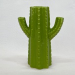 Floreira em formato de cactus de cerâmica. Med.: 17cm de altura e 13cm de largura. Possui um restauro discreto.