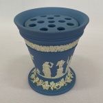 WEDGWOOD - Floreira em porcelana biscuit na cor azul com detalhes em alto relevo na cor branca. Med.: 12cm de altura.