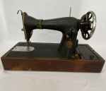 SINGER VINTAGE 1951 – Antiga máquina de costura Singer modelo 15-88 15-89 N° Série #JB756793 em caixa original, acompanha manual e acessórios. Faltando motor, pedal e parte elétrica da iluminação. 