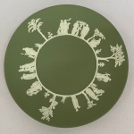 WEDGWOOD - Três pratos em porcelana biscuit na cor verde oliva com detalhes em alto relevo na cor branca. Med.: 24cm de diâmetro.