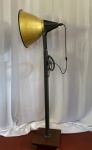 Refletor para cinema com base em madeira, cupula em alumínio na cor amarela. Med. 1,85 de altura e 52cm de diâmetro. Retirada em Vargem Grande por conta do arrematante.