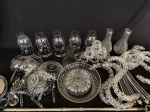 Lote com diversas peças para reposição de lustre antigo em vidro. 