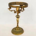 Europa Lustres - Base para luminária em metal amarelo com imagem de criança. Faltando alguns parafusos, cúpula e parte eletrica. Med. 28cm de altura. 