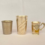Lote com 2 copos e uma caneca em metral prateado, sendo: Eberle, com gravações med. 10cm de altura, WMF macado na base 7,5cm de altura e ArtPrata  Prata 90 med. 7cm. Peso: 115g