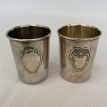 Lote com 2 (dois) copinhos, sendo: Um em prata 800 EBERLE, med. 7cm. Peso 60g  e um em metal espessurado a prata, med. 7cm. Peso: 56g