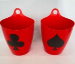 Lote com dois baldes em formato de cestos para gelo na cor vermelha com símbolos de cartas de baralho colados. Med. 23cm de altura e 22cm de diâmetro