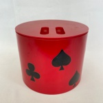 JORGE ZALSZUPIN - BALDE DE GELO EVA na cor vermelha com colagem de adesivos com símbolos de cartas de baralho. Med. 20,5cm de diâmetro por 16,5cm de altura.  