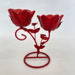 Castiçal em vidro com metal pintado na cor vermelha, em formato de flores com suporte para 2 velas. Med. 16cm de altura. 