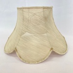 Antiga cúpula de encaixe em tecido, med. 23cm de altura. Apresenta desgastes no tecido e oxidação na estrutura.