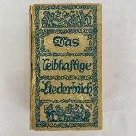 Das leibhaftige Liederbuch - O verdadeiro Cancioneiro - Editora - Gebrüder Richters Verlagsanstalt, (1 de janeiro de 1938). Antigo livro com partituras e letras de músicas em alemão, com capa dura, 478 páginas. Apresenta desgastes do tempo. Med. 8,5X15cm 