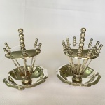 MAESA PRATA - Lote com 2 (duas) petisqueiras sendo um com seis e outro com doze unidades com suporte e pegadores em bolas. Med.: 14cm de altura e 10cm de diâmetro.