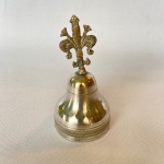 Antiga sineta em metal espessurado a prata com detalhes cinzelados e pegador em arabescos. Med.: 11cm de altura. O Pegador está frouxo.