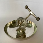 WOLFF - Antigo quebra nozes em rosca em metal espessurado a prata. Med.: 18cm de diâmetro e 16cm de altura.