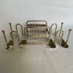 ROBERTO SIMÕES - Porta talheres de mesa em metal espessurado a prata. Med.: 31cm de largura e 14cm de largura. Uma peça solta