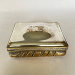 MERIDIONAL EPS - Caixa porta joia em metal espessurado a prata com interior em madeira. Med.: 11,5cm de comprimento, 9,5cm de largura e 4cm de altura. Com desgastes.