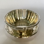 WOLFF - Bowl com presentoir em metal espessurado a prata. Med.: 13cm de diâmetro .