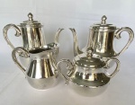 WOLFF - Lote com 4 (quatro) peças sendo, um bule, uma chaleira, um açucareiro e uma cremeira em metal espessurado a prata. Bule medindo 21cm de largura e 19cm de altura. Tampa quebrada;