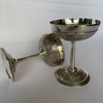 AEC PRATA 90 - Par de taças para sobremesa em metal espessurado a prata com decoração em volutas. Med.: 12cm de altura e 9cm de diâmetro.