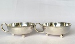 AEC - Par de taças para sobremesa com bordas decoradas, pegador e pés em bola, em metal espessurado a prata. Med.:10cm de diâmetro.