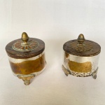 BRISTOL - Par de potes para banheiro em metal e tampa em madeira e interior forrado com veludo. Med.: 11cm de altura e 8cm de diâmetro. Com desgastes