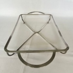 WOLFF - Base para refratário em formato retangular com alças e pés. Med.: 25x49cm com alça. Possui amassos.