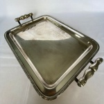 WOLFF PRATA 90 - Bandeja retangular em metal espessurado a prata, com bordas decoradas com frisos e flores e alças. Med.: 33x47cm. Apresenta desgastes