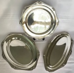FRACALANZA - Lote com 3 (três) bandejas em metal espessurado a prata em formatos oval e redondo. Maior med. 52cm de largura.