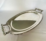 WOLFF - Bandeja em formato oval com alças em metal espessurado a prata decorado com folhas. Med.: 53x30cm.
