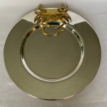 PRATA WOLFF - Bandeja em metal espessurado a prata com caranguejo em metal amarelo. Med.: 31cm de diâmetro.