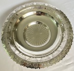 ART-PRATA 90 - Centro de mesa em metal espessurado a prata 90 com decorações vazadas nas bordas. Med.: 34cm de diâmetro e 5,5cm de altura