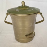 Balde de gelo em metal com tampa, alça e suporte para pegador, vidro interno (com bicados no vidro). Med.: 18cm de altura e 14cm de diâmetro.