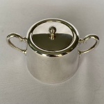 FRACALANZA - Açucareiro com tampa em metal prateado com pegador em bolas e alças. Med.: 9cm de altura e 16cm de largura.