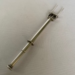 AEC - Antigo garfo com extrator em metal espessurado a prata. Med.: 15cm de largura.