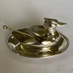 PRATA - Antigo saleiro em prata contrastada em formato de pato com pequeno presentoir e colher. Med.: 8cm de largura e 4,5cm de altura pesando 46g. Contraste marcado, porém não identificado.