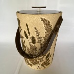 MORGAN - Antigo balde para gelo de plástico em tom de areia com desenhos de flores. Med.: 30cm de altura e 19cm de diâmetro.