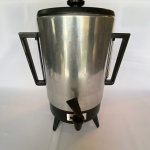 Cafeteira elétrica industrial em metal e plástico, com torneira e alças. Med.: 36cm de altura e 30cm de largura. Não testado e sem garantia.