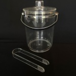 Balde de gelo em acrílico com tampa e pegador, com alça em metal. Med.: 20,5cm de altura e 13cm de diâmetro. Com desgastes