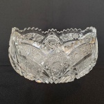 Floreira oval de cristal europeu translúcido lapidado com estrelas. Med.: 19cm de largura e 12cm de altura. Possui bicados.