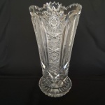 Vaso para flor de cristal europeu translúcido lapidado com estrelas. Med.: 29,5cm de altura e 16cm de diâmetro. Possui bicados.