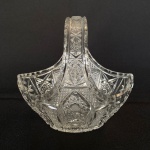 Floreira oval com alça de cristal  europeu lapidado com estrelas. Med.: 15,5cm de altura e 16cm de largura. Apresenta pequeno bicado no corpo.