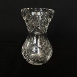 Vaso para flor de cristal  europeu translúcido lapidado com estrelas. Med.: 14cm de altura e bocal com 7,5cm de diâmetro.