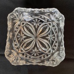 Cinzeiro de cristal lapidado com flores com quatro espaços. Med.: 16x16cm.