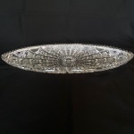 Bandeja oval para peixe de cristal europeu lapidado com estrelas e borda recortada. Med.: 54x21,5cm.