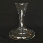 Decanter de cristal. Med.: 23cm de altura e 18cm de diâmetro.