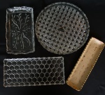 Lote com 4 (quatro) peças, sendo: Duas bandejas de vidro em formato retangular, uma bandeja retangular em cerâmica med. 28X8cm e uma bandeja em formato redondo de vidro. Maior medindo: 28cm de diâmetro.