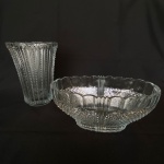 Lote com uma floreira oval e vaso para flor de vidro com decorações em bico de jaca. Med.: 25cm de largura e 11cm de altura a floreira e o vaso com 20cm de altura e 14cm de diâmetro.