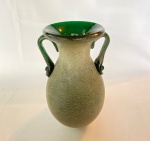 Vaso de flor de vidro na cor verde com colagem de areia e alças. Med.: 20cm de altura e 12cm de diâmetro.