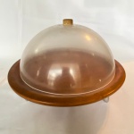 IMAGINARIUM - Prato para bolo de madeira com pés e tampa de acrílico. Med.: 29cm de diâmetro e 7,5cm de altura.