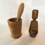 Lote com quebra nozes de madeira em rosca e pilão com socador de madeira. Med.: 12,5cm de altura o pilão e 16,5cm de altura o quebra nozes.